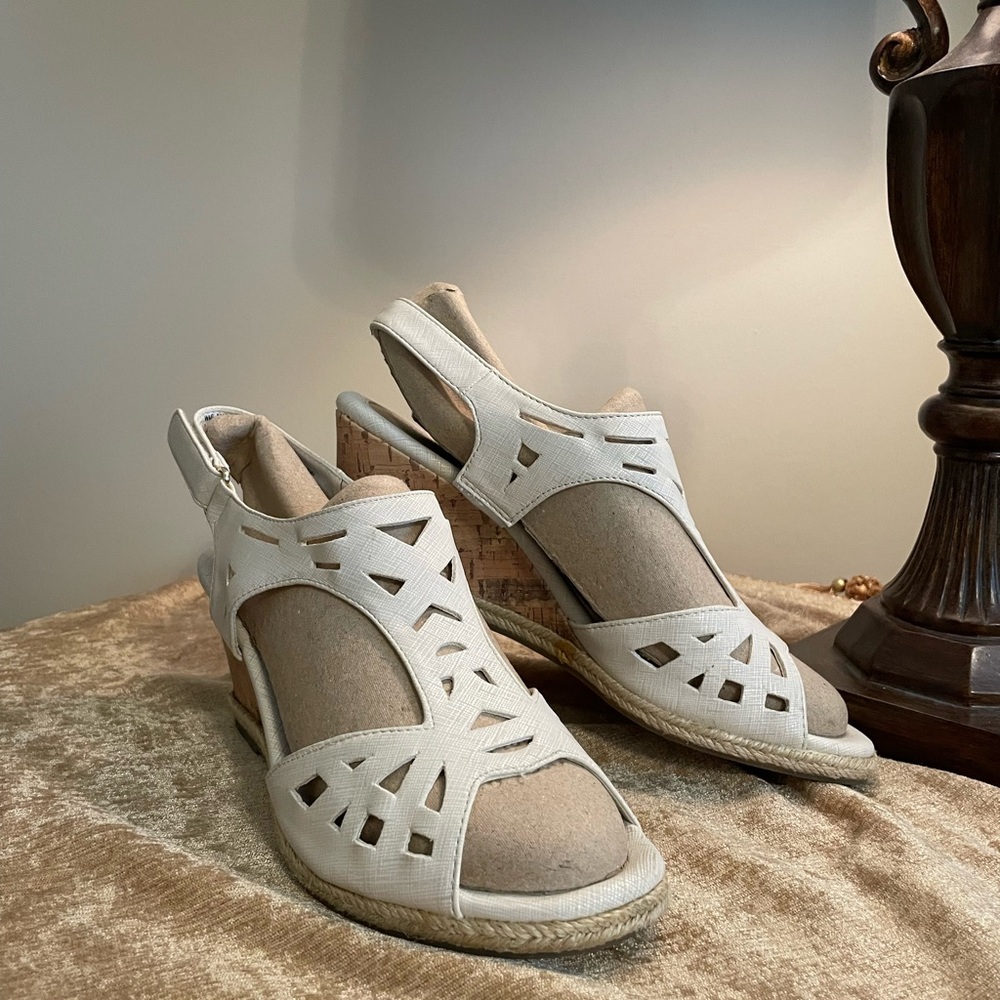 Croft and borrow sandals white or black 8.5